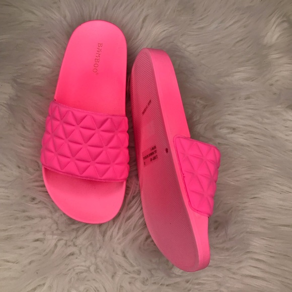 🆕 Rylie Neon Pink Quilted Slide - Picture 3 of 8